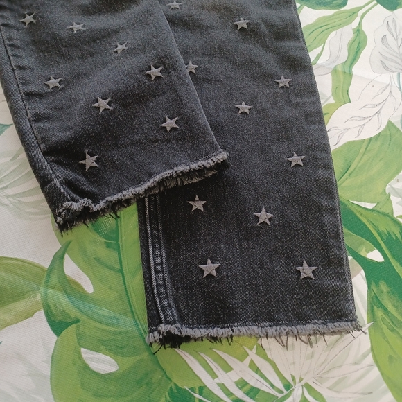 Abercrombie & Fitch Ankle High-rise Black Star Embroidered Cropped Jeans - Picture 11 of 16